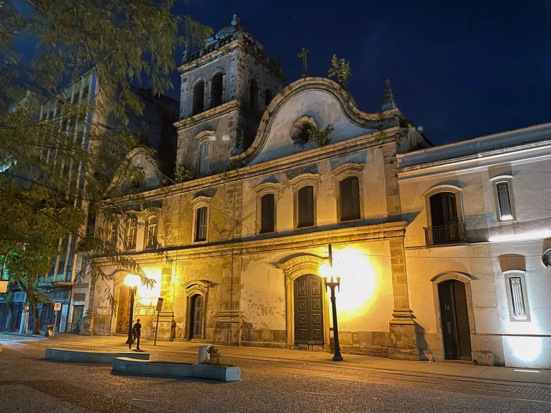 Igreja histórica do centro de Santos, iluminada à noite