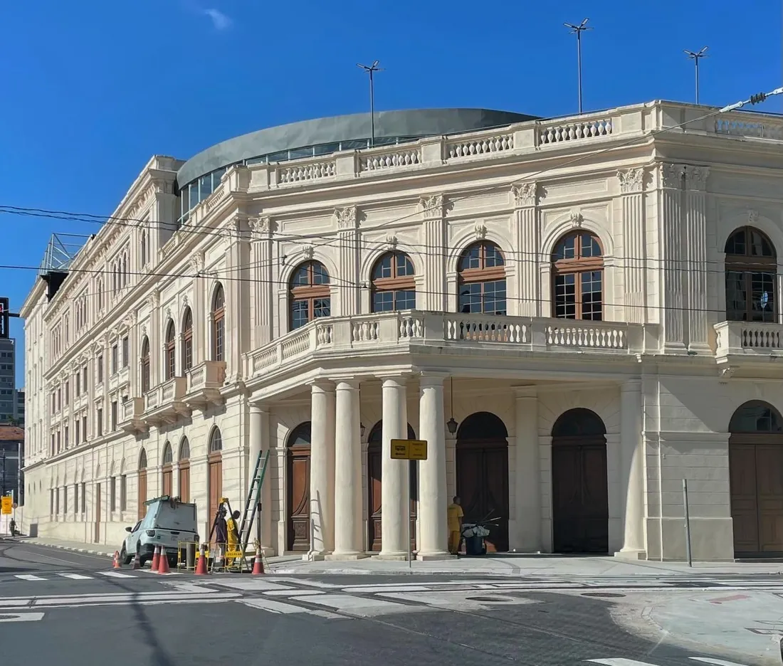 Prédio histórico de fachada clara no centro de Santos