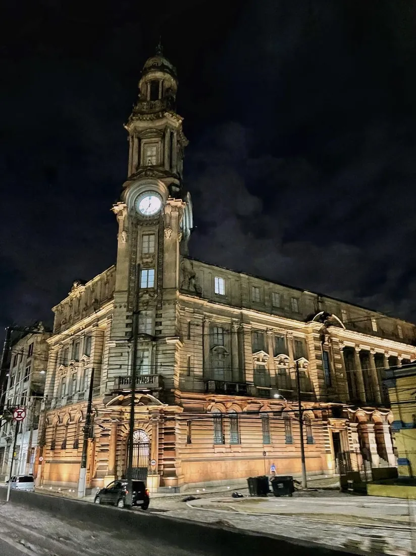 Torre com relógio de prédio histórico de Santos, à noite
