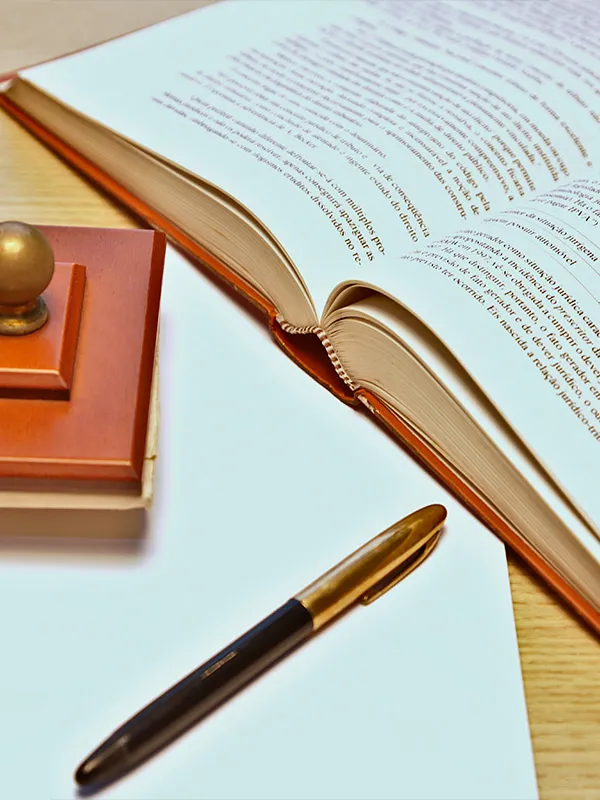 Livro de leis e caneta sobre a mesa