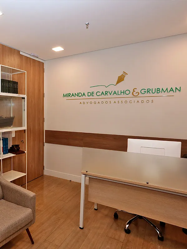 Sala do escritório com o logotipo da sociedade na parede